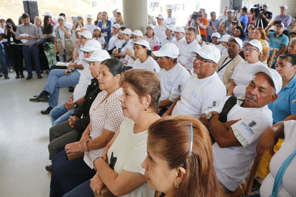 Unidos por el agua hace posible la llegada del agua potable para cientos de familias en el barrio Carambolas
Unidos por el agua hace posible la llegada del agua potable para cientos de familias en el barrio Carambolas
Fecha: Agosto 23 de 2017
Para descargar esta fotografía en alta resolución, haga clic sobre la imagen hasta que la misma se despliegue en la pantalla completa; luego dé clic derecho y elija la opción "guardar imagen como". 
En caso de publicación por cualquier medio, solicitamos acompañarla del crédito: "Foto EPM"
Palabras clave: Unidos por el agua hace posible la llegada del agua potable para cientos de familias en el barrio Carambolas