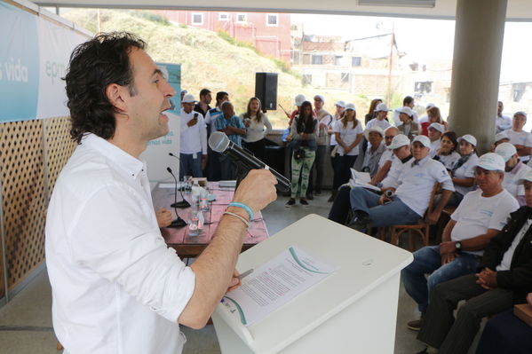 Unidos por el agua hace posible la llegada del agua potable para cientos de familias en el barrio Carambolas
Unidos por el agua hace posible la llegada del agua potable para cientos de familias en el barrio Carambolas
Fecha: Agosto 23 de 2017
Para descargar esta fotografía en alta resolución, haga clic sobre la imagen hasta que la misma se despliegue en la pantalla completa; luego dé clic derecho y elija la opción "guardar imagen como". 
En caso de publicación por cualquier medio, solicitamos acompañarla del crédito: "Foto EPM"
Palabras clave: Unidos por el agua hace posible la llegada del agua potable para cientos de familias en el barrio Carambolas
