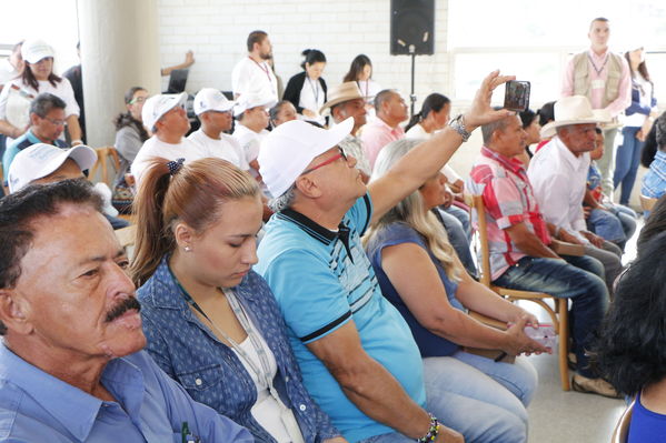 Unidos por el agua hace posible la llegada del agua potable para cientos de familias en el barrio Carambolas
Unidos por el agua hace posible la llegada del agua potable para cientos de familias en el barrio Carambolas
Fecha: Agosto 23 de 2017
Para descargar esta fotografía en alta resolución, haga clic sobre la imagen hasta que la misma se despliegue en la pantalla completa; luego dé clic derecho y elija la opción "guardar imagen como". 
En caso de publicación por cualquier medio, solicitamos acompañarla del crédito: "Foto EPM"
Palabras clave: Unidos por el agua hace posible la llegada del agua potable para cientos de familias en el barrio Carambolas