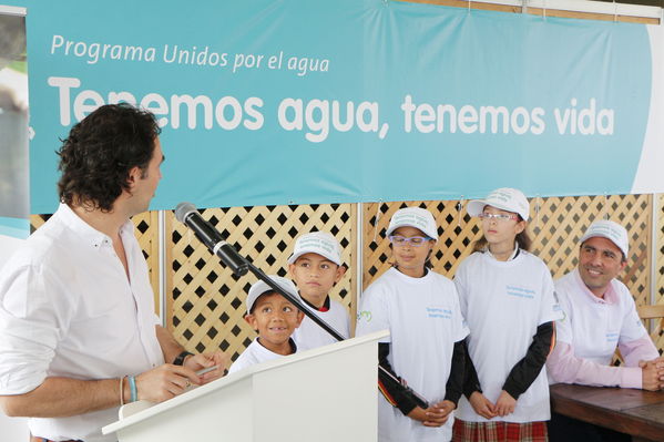 Unidos por el agua hace posible la llegada del agua potable para cientos de familias en el barrio Carambolas
Unidos por el agua hace posible la llegada del agua potable para cientos de familias en el barrio Carambolas
Fecha: Agosto 23 de 2017
Para descargar esta fotografía en alta resolución, haga clic sobre la imagen hasta que la misma se despliegue en la pantalla completa; luego dé clic derecho y elija la opción "guardar imagen como". 
En caso de publicación por cualquier medio, solicitamos acompañarla del crédito: "Foto EPM"
Palabras clave: Unidos por el agua hace posible la llegada del agua potable para cientos de familias en el barrio Carambolas
