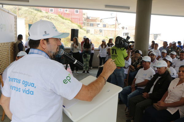 Unidos por el agua hace posible la llegada del agua potable para cientos de familias en el barrio Carambolas
Unidos por el agua hace posible la llegada del agua potable para cientos de familias en el barrio Carambolas
Fecha: Agosto 23 de 2017
Para descargar esta fotografía en alta resolución, haga clic sobre la imagen hasta que la misma se despliegue en la pantalla completa; luego dé clic derecho y elija la opción "guardar imagen como". 
En caso de publicación por cualquier medio, solicitamos acompañarla del crédito: "Foto EPM"
Palabras clave: Unidos por el agua hace posible la llegada del agua potable para cientos de familias en el barrio Carambolas