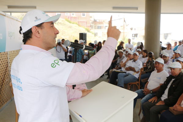 Unidos por el agua hace posible la llegada del agua potable para cientos de familias en el barrio Carambolas
Unidos por el agua hace posible la llegada del agua potable para cientos de familias en el barrio Carambolas
Fecha: Agosto 23 de 2017
Para descargar esta fotografía en alta resolución, haga clic sobre la imagen hasta que la misma se despliegue en la pantalla completa; luego dé clic derecho y elija la opción "guardar imagen como". 
En caso de publicación por cualquier medio, solicitamos acompañarla del crédito: "Foto EPM"
Palabras clave: Unidos por el agua hace posible la llegada del agua potable para cientos de familias en el barrio Carambolas