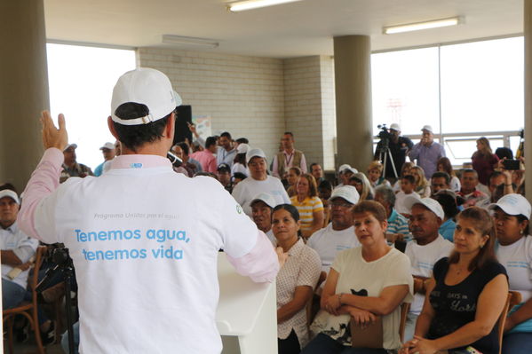 Unidos por el agua hace posible la llegada del agua potable para cientos de familias en el barrio Carambolas
Unidos por el agua hace posible la llegada del agua potable para cientos de familias en el barrio Carambolas
Fecha: Agosto 23 de 2017
Para descargar esta fotografía en alta resolución, haga clic sobre la imagen hasta que la misma se despliegue en la pantalla completa; luego dé clic derecho y elija la opción "guardar imagen como". 
En caso de publicación por cualquier medio, solicitamos acompañarla del crédito: "Foto EPM"
Palabras clave: Unidos por el agua hace posible la llegada del agua potable para cientos de familias en el barrio Carambolas