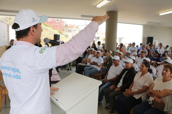 Unidos por el agua hace posible la llegada del agua potable para cientos de familias en el barrio Carambolas
Unidos por el agua hace posible la llegada del agua potable para cientos de familias en el barrio Carambolas
Fecha: Agosto 23 de 2017
Para descargar esta fotografía en alta resolución, haga clic sobre la imagen hasta que la misma se despliegue en la pantalla completa; luego dé clic derecho y elija la opción "guardar imagen como". 
En caso de publicación por cualquier medio, solicitamos acompañarla del crédito: "Foto EPM"
Palabras clave: Unidos por el agua hace posible la llegada del agua potable para cientos de familias en el barrio Carambolas
