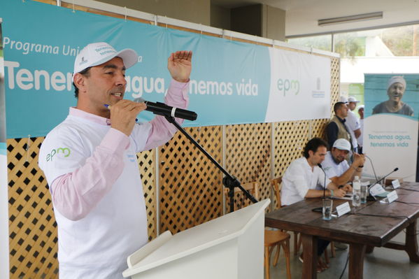 Unidos por el agua hace posible la llegada del agua potable para cientos de familias en el barrio Carambolas
Unidos por el agua hace posible la llegada del agua potable para cientos de familias en el barrio Carambolas
Fecha: Agosto 23 de 2017
Para descargar esta fotografía en alta resolución, haga clic sobre la imagen hasta que la misma se despliegue en la pantalla completa; luego dé clic derecho y elija la opción "guardar imagen como". 
En caso de publicación por cualquier medio, solicitamos acompañarla del crédito: "Foto EPM"
Palabras clave: Unidos por el agua hace posible la llegada del agua potable para cientos de familias en el barrio Carambolas