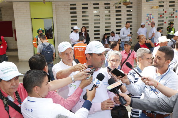 Unidos por el agua hace posible la llegada del agua potable para cientos de familias en el barrio Carambolas
Unidos por el agua hace posible la llegada del agua potable para cientos de familias en el barrio Carambolas
Fecha: Agosto 23 de 2017
Para descargar esta fotografía en alta resolución, haga clic sobre la imagen hasta que la misma se despliegue en la pantalla completa; luego dé clic derecho y elija la opción "guardar imagen como". 
En caso de publicación por cualquier medio, solicitamos acompañarla del crédito: "Foto EPM"
Palabras clave: Unidos por el agua hace posible la llegada del agua potable para cientos de familias en el barrio Carambolas