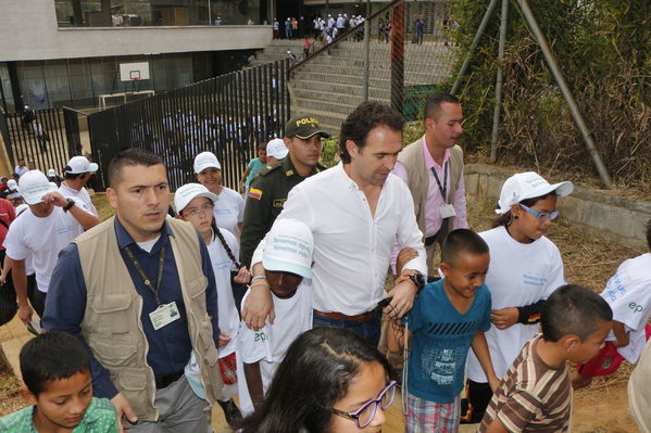 Unidos por el agua hace posible la llegada del agua potable para cientos de familias en el barrio Carambolas
Unidos por el agua hace posible la llegada del agua potable para cientos de familias en el barrio Carambolas
Fecha: Agosto 23 de 2017
Para descargar esta fotografía en alta resolución, haga clic sobre la imagen hasta que la misma se despliegue en la pantalla completa; luego dé clic derecho y elija la opción "guardar imagen como". 
En caso de publicación por cualquier medio, solicitamos acompañarla del crédito: "Foto EPM"
Palabras clave: Unidos por el agua hace posible la llegada del agua potable para cientos de familias en el barrio Carambolas