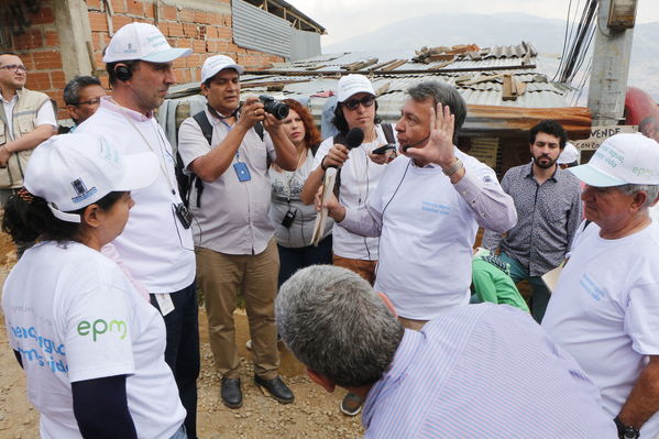 Unidos por el agua hace posible la llegada del agua potable para cientos de familias en el barrio Carambolas
Unidos por el agua hace posible la llegada del agua potable para cientos de familias en el barrio Carambolas
Fecha: Agosto 23 de 2017
Para descargar esta fotografía en alta resolución, haga clic sobre la imagen hasta que la misma se despliegue en la pantalla completa; luego dé clic derecho y elija la opción "guardar imagen como". 
En caso de publicación por cualquier medio, solicitamos acompañarla del crédito: "Foto EPM"
Palabras clave: Unidos por el agua hace posible la llegada del agua potable para cientos de familias en el barrio Carambolas