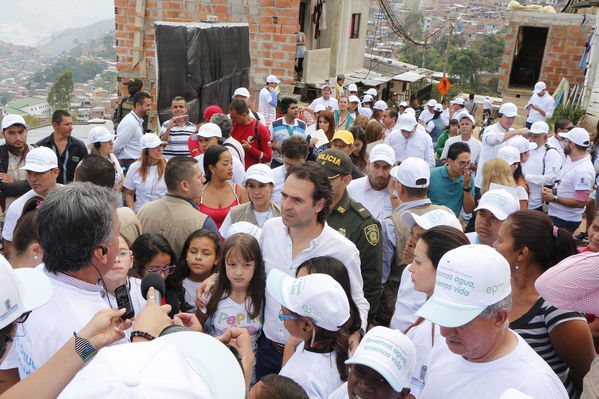 Unidos por el agua hace posible la llegada del agua potable para cientos de familias en el barrio Carambolas
Unidos por el agua hace posible la llegada del agua potable para cientos de familias en el barrio Carambolas
Fecha: Agosto 23 de 2017
Para descargar esta fotografía en alta resolución, haga clic sobre la imagen hasta que la misma se despliegue en la pantalla completa; luego dé clic derecho y elija la opción "guardar imagen como". 
En caso de publicación por cualquier medio, solicitamos acompañarla del crédito: "Foto EPM"
Palabras clave: Unidos por el agua hace posible la llegada del agua potable para cientos de familias en el barrio Carambolas