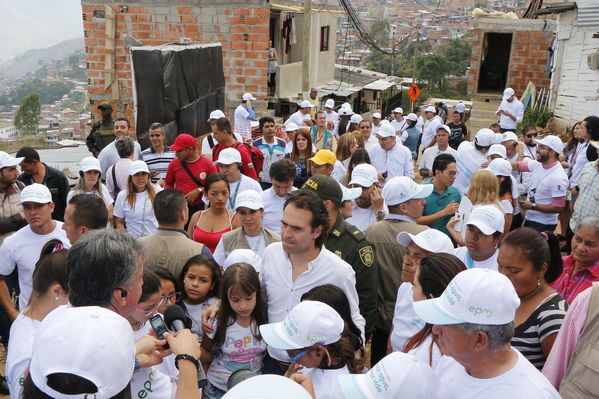 Unidos por el agua hace posible la llegada del agua potable para cientos de familias en el barrio Carambolas
Unidos por el agua hace posible la llegada del agua potable para cientos de familias en el barrio Carambolas
Fecha: Agosto 23 de 2017
Para descargar esta fotografía en alta resolución, haga clic sobre la imagen hasta que la misma se despliegue en la pantalla completa; luego dé clic derecho y elija la opción "guardar imagen como". 
En caso de publicación por cualquier medio, solicitamos acompañarla del crédito: "Foto EPM"
Palabras clave: Unidos por el agua hace posible la llegada del agua potable para cientos de familias en el barrio Carambolas