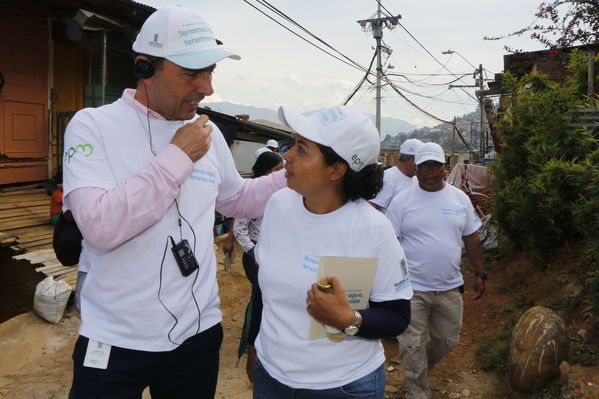Unidos por el agua hace posible la llegada del agua potable para cientos de familias en el barrio Carambolas
Unidos por el agua hace posible la llegada del agua potable para cientos de familias en el barrio Carambolas
Fecha: Agosto 23 de 2017
Para descargar esta fotografía en alta resolución, haga clic sobre la imagen hasta que la misma se despliegue en la pantalla completa; luego dé clic derecho y elija la opción "guardar imagen como". 
En caso de publicación por cualquier medio, solicitamos acompañarla del crédito: "Foto EPM"
Palabras clave: Unidos por el agua hace posible la llegada del agua potable para cientos de familias en el barrio Carambolas
