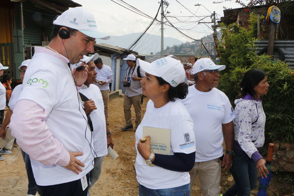 Unidos por el agua hace posible la llegada del agua potable para cientos de familias en el barrio Carambolas
Unidos por el agua hace posible la llegada del agua potable para cientos de familias en el barrio Carambolas
Fecha: Agosto 23 de 2017
Para descargar esta fotografía en alta resolución, haga clic sobre la imagen hasta que la misma se despliegue en la pantalla completa; luego dé clic derecho y elija la opción "guardar imagen como". 
En caso de publicación por cualquier medio, solicitamos acompañarla del crédito: "Foto EPM"
Palabras clave: Unidos por el agua hace posible la llegada del agua potable para cientos de familias en el barrio Carambolas