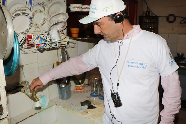 Unidos por el agua hace posible la llegada del agua potable para cientos de familias en el barrio Carambolas
Unidos por el agua hace posible la llegada del agua potable para cientos de familias en el barrio Carambolas
Fecha: Agosto 23 de 2017
Para descargar esta fotografía en alta resolución, haga clic sobre la imagen hasta que la misma se despliegue en la pantalla completa; luego dé clic derecho y elija la opción "guardar imagen como". 
En caso de publicación por cualquier medio, solicitamos acompañarla del crédito: "Foto EPM"
Palabras clave: Unidos por el agua hace posible la llegada del agua potable para cientos de familias en el barrio Carambolas