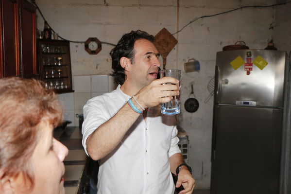 Unidos por el agua hace posible la llegada del agua potable para cientos de familias en el barrio Carambolas
Unidos por el agua hace posible la llegada del agua potable para cientos de familias en el barrio Carambolas
Fecha: Agosto 23 de 2017
Para descargar esta fotografía en alta resolución, haga clic sobre la imagen hasta que la misma se despliegue en la pantalla completa; luego dé clic derecho y elija la opción "guardar imagen como". 
En caso de publicación por cualquier medio, solicitamos acompañarla del crédito: "Foto EPM"
Palabras clave: Unidos por el agua hace posible la llegada del agua potable para cientos de familias en el barrio Carambolas