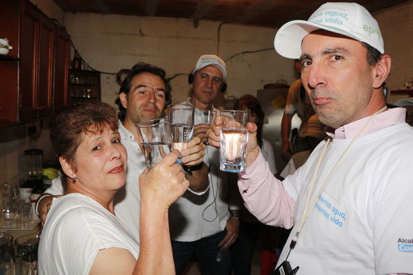 Unidos por el agua hace posible la llegada del agua potable para cientos de familias en el barrio Carambolas
Unidos por el agua hace posible la llegada del agua potable para cientos de familias en el barrio Carambolas
Fecha: Agosto 23 de 2017
Para descargar esta fotografía en alta resolución, haga clic sobre la imagen hasta que la misma se despliegue en la pantalla completa; luego dé clic derecho y elija la opción "guardar imagen como". 
En caso de publicación por cualquier medio, solicitamos acompañarla del crédito: "Foto EPM"
Palabras clave: Unidos por el agua hace posible la llegada del agua potable para cientos de familias en el barrio Carambolas