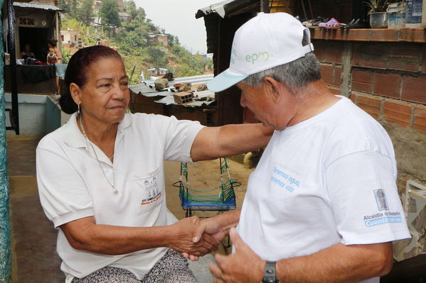 Unidos por el agua hace posible la llegada del agua potable para cientos de familias en el barrio Carambolas
Unidos por el agua hace posible la llegada del agua potable para cientos de familias en el barrio Carambolas
Fecha: Agosto 23 de 2017
Para descargar esta fotografía en alta resolución, haga clic sobre la imagen hasta que la misma se despliegue en la pantalla completa; luego dé clic derecho y elija la opción "guardar imagen como". 
En caso de publicación por cualquier medio, solicitamos acompañarla del crédito: "Foto EPM"
Palabras clave: Unidos por el agua hace posible la llegada del agua potable para cientos de familias en el barrio Carambolas