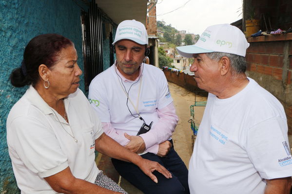 Unidos por el agua hace posible la llegada del agua potable para cientos de familias en el barrio Carambolas
Unidos por el agua hace posible la llegada del agua potable para cientos de familias en el barrio Carambolas
Fecha: Agosto 23 de 2017
Para descargar esta fotografía en alta resolución, haga clic sobre la imagen hasta que la misma se despliegue en la pantalla completa; luego dé clic derecho y elija la opción "guardar imagen como". 
En caso de publicación por cualquier medio, solicitamos acompañarla del crédito: "Foto EPM"
Palabras clave: Unidos por el agua hace posible la llegada del agua potable para cientos de familias en el barrio Carambolas