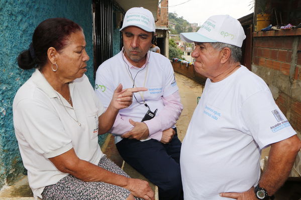 Unidos por el agua hace posible la llegada del agua potable para cientos de familias en el barrio Carambolas
Unidos por el agua hace posible la llegada del agua potable para cientos de familias en el barrio Carambolas
Fecha: Agosto 23 de 2017
Para descargar esta fotografía en alta resolución, haga clic sobre la imagen hasta que la misma se despliegue en la pantalla completa; luego dé clic derecho y elija la opción "guardar imagen como". 
En caso de publicación por cualquier medio, solicitamos acompañarla del crédito: "Foto EPM"
Palabras clave: Unidos por el agua hace posible la llegada del agua potable para cientos de familias en el barrio Carambolas