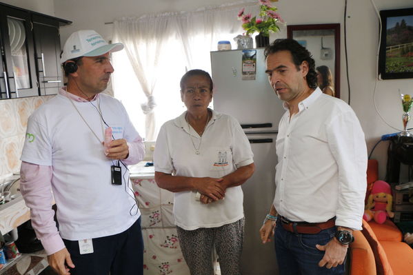Unidos por el agua hace posible la llegada del agua potable para cientos de familias en el barrio Carambolas
Unidos por el agua hace posible la llegada del agua potable para cientos de familias en el barrio Carambolas
Fecha: Agosto 23 de 2017
Para descargar esta fotografía en alta resolución, haga clic sobre la imagen hasta que la misma se despliegue en la pantalla completa; luego dé clic derecho y elija la opción "guardar imagen como". 
En caso de publicación por cualquier medio, solicitamos acompañarla del crédito: "Foto EPM"
Palabras clave: Unidos por el agua hace posible la llegada del agua potable para cientos de familias en el barrio Carambolas