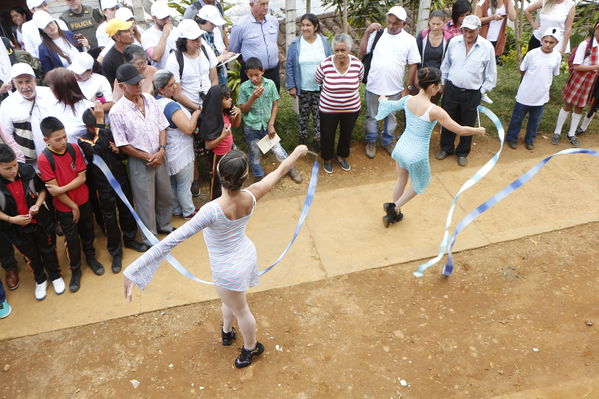Unidos por el agua hace posible la llegada del agua potable para cientos de familias en el barrio Carambolas
Unidos por el agua hace posible la llegada del agua potable para cientos de familias en el barrio Carambolas
Fecha: Agosto 23 de 2017
Para descargar esta fotografía en alta resolución, haga clic sobre la imagen hasta que la misma se despliegue en la pantalla completa; luego dé clic derecho y elija la opción "guardar imagen como". 
En caso de publicación por cualquier medio, solicitamos acompañarla del crédito: "Foto EPM"
Palabras clave: Unidos por el agua hace posible la llegada del agua potable para cientos de familias en el barrio Carambolas