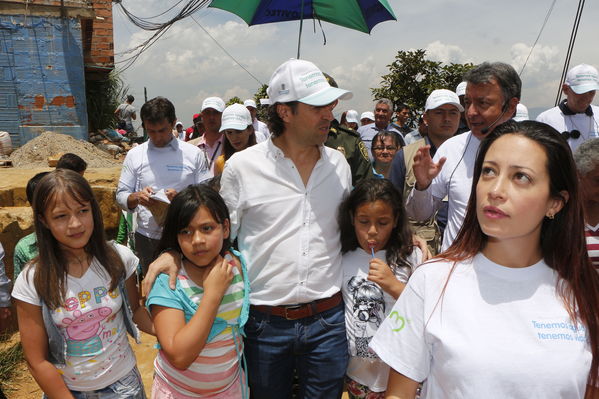 Unidos por el agua hace posible la llegada del agua potable para cientos de familias en el barrio Carambolas
Unidos por el agua hace posible la llegada del agua potable para cientos de familias en el barrio Carambolas
Fecha: Agosto 23 de 2017
Para descargar esta fotografía en alta resolución, haga clic sobre la imagen hasta que la misma se despliegue en la pantalla completa; luego dé clic derecho y elija la opción "guardar imagen como". 
En caso de publicación por cualquier medio, solicitamos acompañarla del crédito: "Foto EPM"
Palabras clave: Unidos por el agua hace posible la llegada del agua potable para cientos de familias en el barrio Carambolas