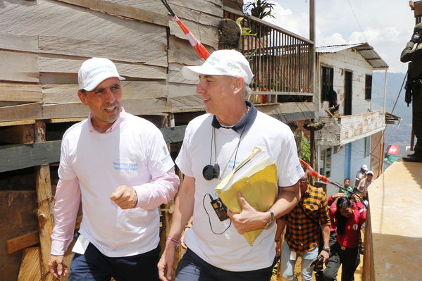 Unidos por el agua hace posible la llegada del agua potable para cientos de familias en el barrio Carambolas
Unidos por el agua hace posible la llegada del agua potable para cientos de familias en el barrio Carambolas
Fecha: Agosto 23 de 2017
Para descargar esta fotografía en alta resolución, haga clic sobre la imagen hasta que la misma se despliegue en la pantalla completa; luego dé clic derecho y elija la opción "guardar imagen como". 
En caso de publicación por cualquier medio, solicitamos acompañarla del crédito: "Foto EPM"
Palabras clave: Unidos por el agua hace posible la llegada del agua potable para cientos de familias en el barrio Carambolas