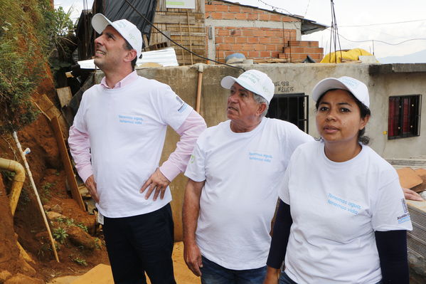 Unidos por el agua hace posible la llegada del agua potable para cientos de familias en el barrio Carambolas
Unidos por el agua hace posible la llegada del agua potable para cientos de familias en el barrio Carambolas
Fecha: Agosto 23 de 2017
Para descargar esta fotografía en alta resolución, haga clic sobre la imagen hasta que la misma se despliegue en la pantalla completa; luego dé clic derecho y elija la opción "guardar imagen como". 
En caso de publicación por cualquier medio, solicitamos acompañarla del crédito: "Foto EPM"
Palabras clave: Unidos por el agua hace posible la llegada del agua potable para cientos de familias en el barrio Carambolas