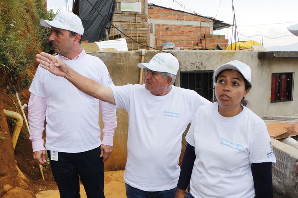 Unidos por el agua hace posible la llegada del agua potable para cientos de familias en el barrio Carambolas
Unidos por el agua hace posible la llegada del agua potable para cientos de familias en el barrio Carambolas
Fecha: Agosto 23 de 2017
Para descargar esta fotografía en alta resolución, haga clic sobre la imagen hasta que la misma se despliegue en la pantalla completa; luego dé clic derecho y elija la opción "guardar imagen como". 
En caso de publicación por cualquier medio, solicitamos acompañarla del crédito: "Foto EPM"
Palabras clave: Unidos por el agua hace posible la llegada del agua potable para cientos de familias en el barrio Carambolas