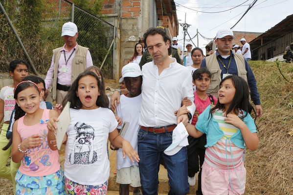Unidos por el agua hace posible la llegada del agua potable para cientos de familias en el barrio Carambolas
Unidos por el agua hace posible la llegada del agua potable para cientos de familias en el barrio Carambolas
Fecha: Agosto 23 de 2017
Para descargar esta fotografía en alta resolución, haga clic sobre la imagen hasta que la misma se despliegue en la pantalla completa; luego dé clic derecho y elija la opción "guardar imagen como". 
En caso de publicación por cualquier medio, solicitamos acompañarla del crédito: "Foto EPM"
Palabras clave: Unidos por el agua hace posible la llegada del agua potable para cientos de familias en el barrio Carambolas