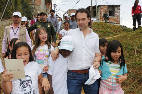 Unidos por el agua hace posible la llegada del agua potable para cientos de familias en el barrio Carambolas
Unidos por el agua hace posible la llegada del agua potable para cientos de familias en el barrio Carambolas
Fecha: Agosto 23 de 2017
Para descargar esta fotografía en alta resolución, haga clic sobre la imagen hasta que la misma se despliegue en la pantalla completa; luego dé clic derecho y elija la opción "guardar imagen como". 
En caso de publicación por cualquier medio, solicitamos acompañarla del crédito: "Foto EPM"
Palabras clave: Unidos por el agua hace posible la llegada del agua potable para cientos de familias en el barrio Carambolas