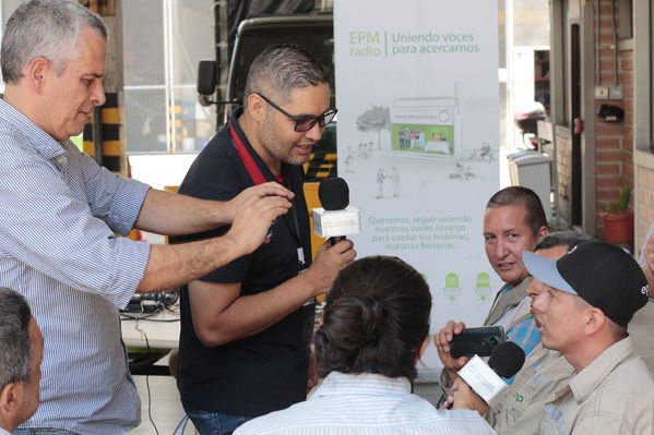 Jornada descentralizada "Tu Cuentas"
Jornada descentralizada "Tu Cuentas"
Fecha: Agosto 26 2019. 
Para descargar esta fotografía en alta resolución, haga clic sobre la imagen hasta que la misma se despliegue en la pantalla completa; luego dé clic derecho y elija la opción "guardar imagen como".
En caso de publicación por cualquier medio, solicitamos acompañarla del crédito: "Cortesía EPM".
Palabras clave: Jornada descentralizada "Tu Cuentas"
