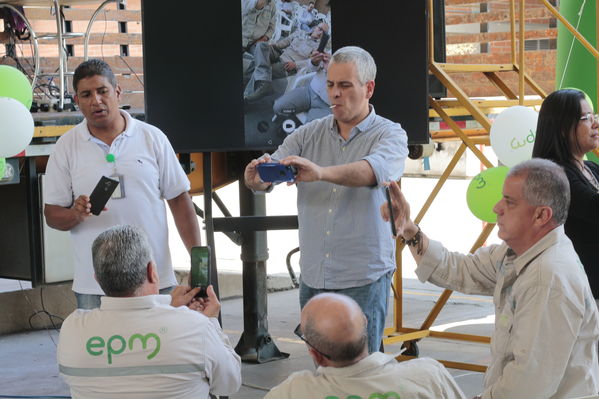 Jornada descentralizada "Tu Cuentas"
Jornada descentralizada "Tu Cuentas"
Fecha: Agosto 26 2019. 
Para descargar esta fotografía en alta resolución, haga clic sobre la imagen hasta que la misma se despliegue en la pantalla completa; luego dé clic derecho y elija la opción "guardar imagen como".
En caso de publicación por cualquier medio, solicitamos acompañarla del crédito: "Cortesía EPM".
Palabras clave: Jornada descentralizada "Tu Cuentas"