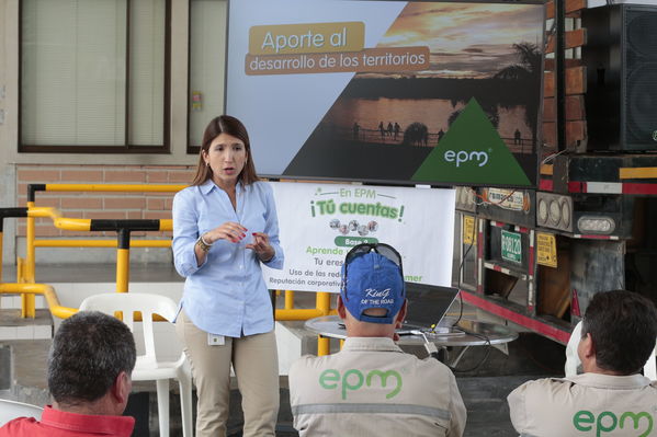 Jornada descentralizada "Tu Cuentas"
Jornada descentralizada "Tu Cuentas"
Fecha: Agosto 26 2019. 
Para descargar esta fotografía en alta resolución, haga clic sobre la imagen hasta que la misma se despliegue en la pantalla completa; luego dé clic derecho y elija la opción "guardar imagen como".
En caso de publicación por cualquier medio, solicitamos acompañarla del crédito: "Cortesía EPM".
Palabras clave: Jornada descentralizada "Tu Cuentas"