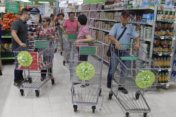 Jornada descentralizada "Tu Cuentas"
Jornada descentralizada "Tu Cuentas"
Fecha: Agosto 26 2019. 
Para descargar esta fotografía en alta resolución, haga clic sobre la imagen hasta que la misma se despliegue en la pantalla completa; luego dé clic derecho y elija la opción "guardar imagen como".
En caso de publicación por cualquier medio, solicitamos acompañarla del crédito: "Cortesía EPM".
Palabras clave: Jornada descentralizada "Tu Cuentas"