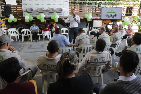 Jornada descentralizada "Tu Cuentas"
Jornada descentralizada "Tu Cuentas"
Fecha: Agosto 26 2019. 
Para descargar esta fotografía en alta resolución, haga clic sobre la imagen hasta que la misma se despliegue en la pantalla completa; luego dé clic derecho y elija la opción "guardar imagen como".
En caso de publicación por cualquier medio, solicitamos acompañarla del crédito: "Cortesía EPM".
Palabras clave: Jornada descentralizada "Tu Cuentas"