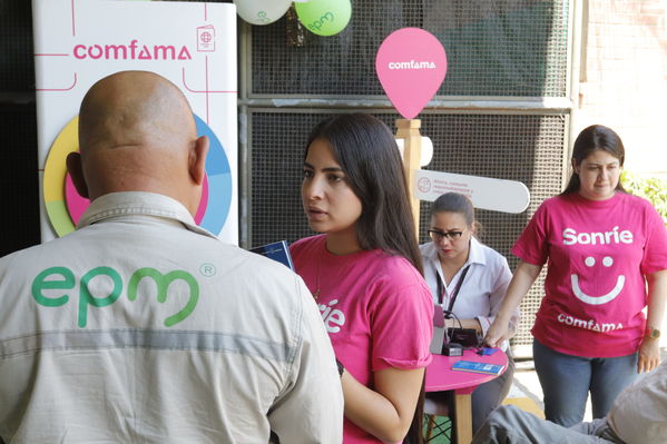 Jornada descentralizada "Tu Cuentas"
Jornada descentralizada "Tu Cuentas"
Fecha: Agosto 26 2019. 
Para descargar esta fotografía en alta resolución, haga clic sobre la imagen hasta que la misma se despliegue en la pantalla completa; luego dé clic derecho y elija la opción "guardar imagen como".
En caso de publicación por cualquier medio, solicitamos acompañarla del crédito: "Cortesía EPM".
Palabras clave: Jornada descentralizada "Tu Cuentas"