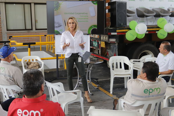 Jornada descentralizada "Tu Cuentas"
Jornada descentralizada "Tu Cuentas"
Fecha: Agosto 26 2019. 
Para descargar esta fotografía en alta resolución, haga clic sobre la imagen hasta que la misma se despliegue en la pantalla completa; luego dé clic derecho y elija la opción "guardar imagen como".
En caso de publicación por cualquier medio, solicitamos acompañarla del crédito: "Cortesía EPM".
Palabras clave: Jornada descentralizada "Tu Cuentas"