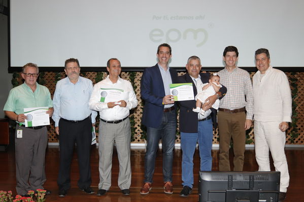 Años de servicio EPM 30 y 40 años
Años de servicio EPM 30 y 40 años
Fecha: Agosto 30 2019.
Para descargar esta fotografía en alta resolución, haga clic sobre la imagen hasta que la misma se despliegue en la pantalla completa; luego dé clic derecho y elija la opción "guardar imagen como".
En caso de publicación por cualquier medio, solicitamos acompañarla del crédito: "Foto EPM"
Palabras clave: Años de servicio EPM 30 y 40 años