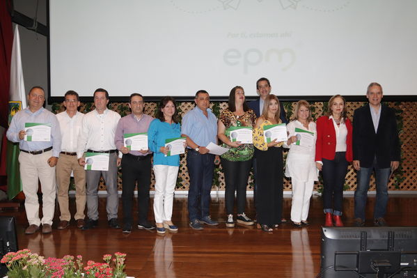 Años de servicio EPM 30 y 40 años
Años de servicio EPM 30 y 40 años
Fecha: Agosto 30 2019.
Para descargar esta fotografía en alta resolución, haga clic sobre la imagen hasta que la misma se despliegue en la pantalla completa; luego dé clic derecho y elija la opción "guardar imagen como".
En caso de publicación por cualquier medio, solicitamos acompañarla del crédito: "Foto EPM"
Palabras clave: Años de servicio EPM 30 y 40 años