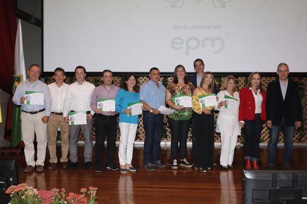 Años de servicio EPM 30 y 40 años
Años de servicio EPM 30 y 40 años
Fecha: Agosto 30 2019.
Para descargar esta fotografía en alta resolución, haga clic sobre la imagen hasta que la misma se despliegue en la pantalla completa; luego dé clic derecho y elija la opción "guardar imagen como".
En caso de publicación por cualquier medio, solicitamos acompañarla del crédito: "Foto EPM"
Palabras clave: Años de servicio EPM 30 y 40 años