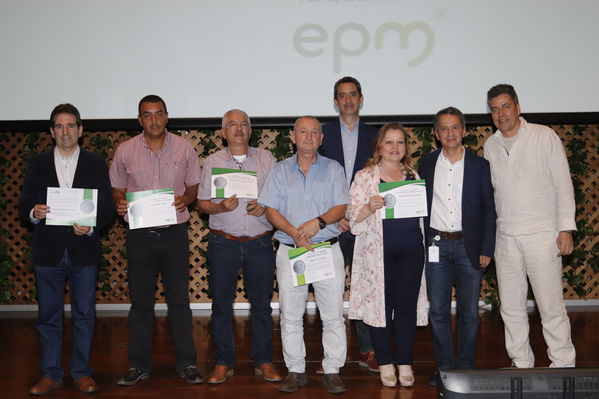 Años de servicio EPM 30 y 40 años
Años de servicio EPM 30 y 40 años
Fecha: Agosto 30 2019.
Para descargar esta fotografía en alta resolución, haga clic sobre la imagen hasta que la misma se despliegue en la pantalla completa; luego dé clic derecho y elija la opción "guardar imagen como".
En caso de publicación por cualquier medio, solicitamos acompañarla del crédito: "Foto EPM"
Palabras clave: Años de servicio EPM 30 y 40 años