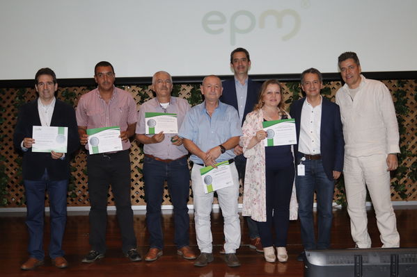 Años de servicio EPM 30 y 40 años
Años de servicio EPM 30 y 40 años
Fecha: Agosto 30 2019.
Para descargar esta fotografía en alta resolución, haga clic sobre la imagen hasta que la misma se despliegue en la pantalla completa; luego dé clic derecho y elija la opción "guardar imagen como".
En caso de publicación por cualquier medio, solicitamos acompañarla del crédito: "Foto EPM"
Palabras clave: Años de servicio EPM 30 y 40 años