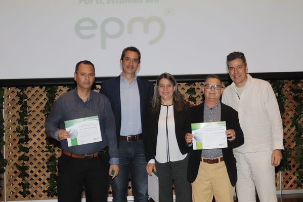 Años de servicio EPM 30 y 40 años
Años de servicio EPM 30 y 40 años
Fecha: Agosto 30 2019.
Para descargar esta fotografía en alta resolución, haga clic sobre la imagen hasta que la misma se despliegue en la pantalla completa; luego dé clic derecho y elija la opción "guardar imagen como".
En caso de publicación por cualquier medio, solicitamos acompañarla del crédito: "Foto EPM"
Palabras clave: Años de servicio EPM 30 y 40 años