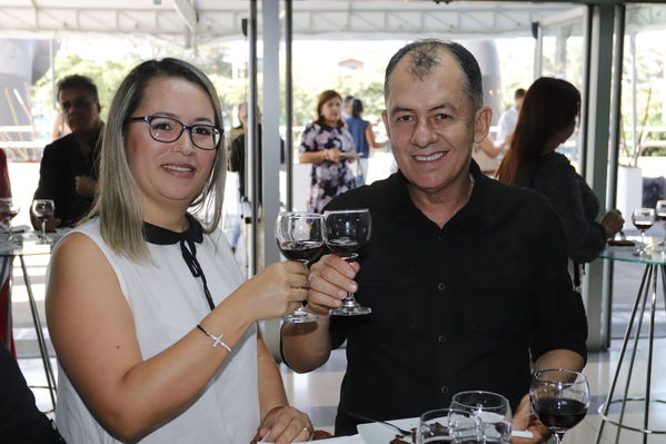 Años de servicio EPM 30 y 40 años
Años de servicio EPM 30 y 40 años
Fecha: Agosto 30 2019.
Para descargar esta fotografía en alta resolución, haga clic sobre la imagen hasta que la misma se despliegue en la pantalla completa; luego dé clic derecho y elija la opción "guardar imagen como".
En caso de publicación por cualquier medio, solicitamos acompañarla del crédito: "Foto EPM"
Palabras clave: Años de servicio EPM 30 y 40 años