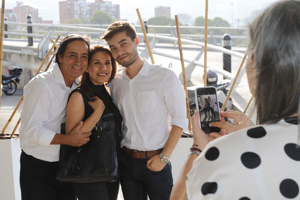 Años de servicio EPM 30 y 40 años
Años de servicio EPM 30 y 40 años
Fecha: Agosto 30 2019.
Para descargar esta fotografía en alta resolución, haga clic sobre la imagen hasta que la misma se despliegue en la pantalla completa; luego dé clic derecho y elija la opción "guardar imagen como".
En caso de publicación por cualquier medio, solicitamos acompañarla del crédito: "Foto EPM"
Palabras clave: Años de servicio EPM 30 y 40 años
