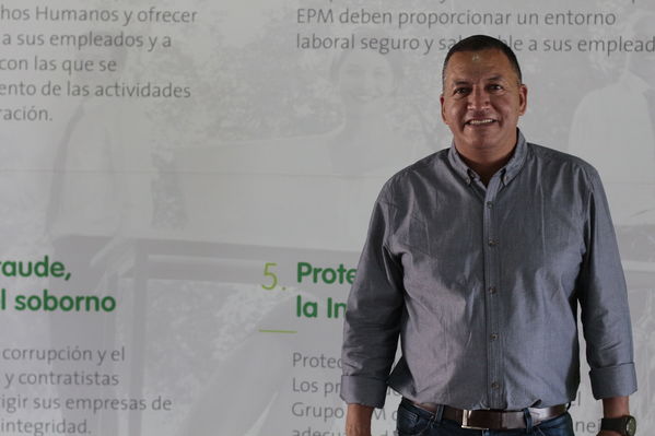 Años de servicio EPM 30 y 40 años
Años de servicio EPM 30 y 40 años
Fecha: Agosto 30 2019.
Para descargar esta fotografía en alta resolución, haga clic sobre la imagen hasta que la misma se despliegue en la pantalla completa; luego dé clic derecho y elija la opción "guardar imagen como".
En caso de publicación por cualquier medio, solicitamos acompañarla del crédito: "Foto EPM"
Palabras clave: Años de servicio EPM 30 y 40 años