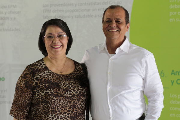 Años de servicio EPM 30 y 40 años
Años de servicio EPM 30 y 40 años
Fecha: Agosto 30 2019.
Para descargar esta fotografía en alta resolución, haga clic sobre la imagen hasta que la misma se despliegue en la pantalla completa; luego dé clic derecho y elija la opción "guardar imagen como".
En caso de publicación por cualquier medio, solicitamos acompañarla del crédito: "Foto EPM"
Palabras clave: Años de servicio EPM 30 y 40 años