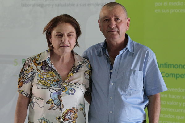 Años de servicio EPM 30 y 40 años
Años de servicio EPM 30 y 40 años
Fecha: Agosto 30 2019.
Para descargar esta fotografía en alta resolución, haga clic sobre la imagen hasta que la misma se despliegue en la pantalla completa; luego dé clic derecho y elija la opción "guardar imagen como".
En caso de publicación por cualquier medio, solicitamos acompañarla del crédito: "Foto EPM"
Palabras clave: Años de servicio EPM 30 y 40 años