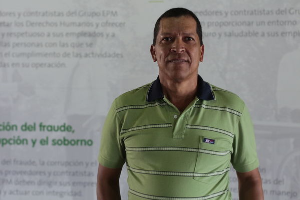 Años de servicio EPM 30 y 40 años
Años de servicio EPM 30 y 40 años
Fecha: Agosto 30 2019.
Para descargar esta fotografía en alta resolución, haga clic sobre la imagen hasta que la misma se despliegue en la pantalla completa; luego dé clic derecho y elija la opción "guardar imagen como".
En caso de publicación por cualquier medio, solicitamos acompañarla del crédito: "Foto EPM"
Palabras clave: Años de servicio EPM 30 y 40 años
