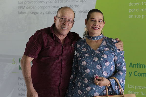 Años de servicio EPM 30 y 40 años
Años de servicio EPM 30 y 40 años
Fecha: Agosto 30 2019.
Para descargar esta fotografía en alta resolución, haga clic sobre la imagen hasta que la misma se despliegue en la pantalla completa; luego dé clic derecho y elija la opción "guardar imagen como".
En caso de publicación por cualquier medio, solicitamos acompañarla del crédito: "Foto EPM"
Palabras clave: Años de servicio EPM 30 y 40 años